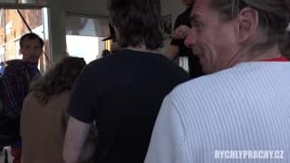 Он предлагает деньги официантке за трах