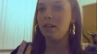 Брюнетка хочет похвастаться перед камерой