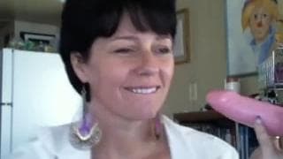 Эта зрелая шлюха играет бесплатно на камеру