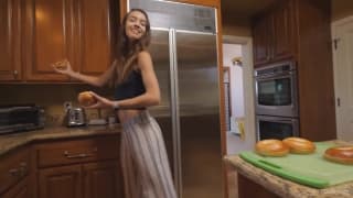 Чарити -молодая девушка, которая готовит на кухне в обнаженном виде! Чарити -молодая девушка, которая готовит на кухне в обнаженном виде!