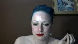 Горячая шлюха дергается перед камерой