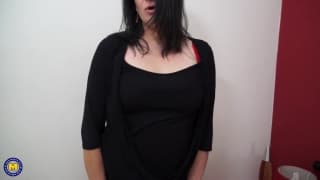 Велш Ребел-зрелая дама, которая хорошо проводит время, играя с собой