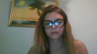 Кристина-шлюха, мастурбирует и трахается с баллоном-пенкой для бритья