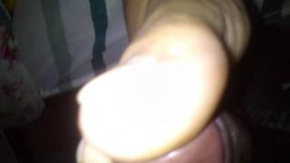 Он наслаждается красивыми, милыми ножками жены, которые дрочат член