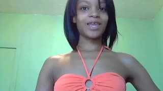 Молодая чёрная девушка в стриптизе, для нас