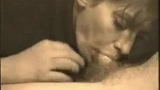 Она сосёт его хуй и делает его счастливым