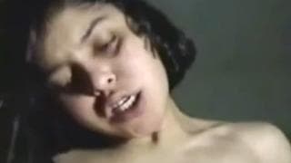 Он засовывает свои пальцы глубоко в её киску