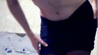 Она снимает свою юбку и мастурбирует