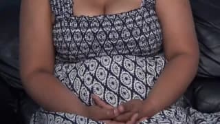 Она поднимает юбку и мастурбирует на камеру