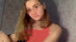 Эта хорошенькая девушка делает перед веб-камерой свое горячее секс-шоу