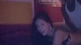 Он сильно трахает её, чтобы заставить кончить