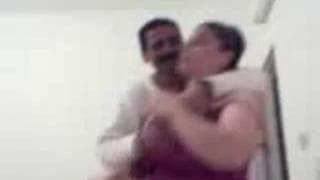 Индийский парень наслаждается белой киской