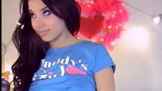 Симпатичная латина любит показывать свою грудь