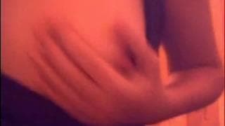 Она кладет свои пальцы сегодня в свою пизду