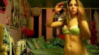 Эта любительская малышка знает, как угождать