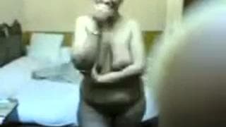 Толстая женщина ласкает себя на камеру