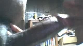 Парень засовывает свой чёрный член ей в рот