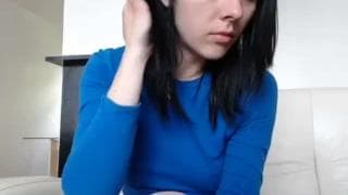 Горячая шлюха трахает себя в одиночку