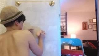 Молодая брюнетка мастурбирует с дилдо