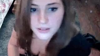 Симпатичный грудастый подросток в сольном шоу