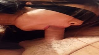 Она глубоко берёт этот хуй в рот и сосёт его