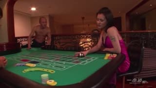 Красивая азиатка Мария Озава-заполнила волосатую киску-двумя членами!