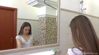 Девушка Гретта, решила по мастурбировать в ванной свою пушистую киску Девушка Гретта, решила по мастурбировать в ванной свою пушистую киску