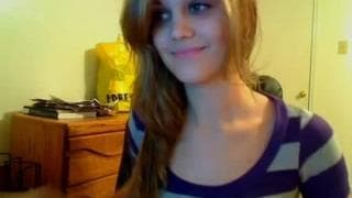 Эта шлюха кладёт пальцы в свою задницу и киску