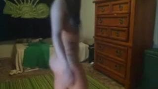 Эта брюнетка демонстрирует себя на камеру