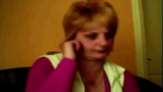 Любительская женщина возбуждается при камере