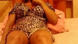 Сегодня она мастурбирует игрушкой в постели