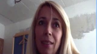 Зрелая мамаша демонстрирует нам своё тело