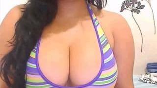 Брюнетка с большими сиськами показывает их нам