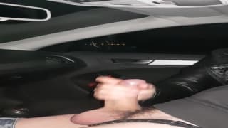 Брюнетка ебётся в машине со своим мужчиной