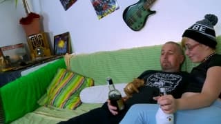 Эти два больших члена внутри ее двух дырок во время траха втроем