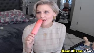 Зрелая блондинка, демонстрирует свое сексуальное тело и сочные дырочки