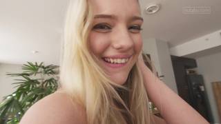 Горячая, розовая киска этой блондинки-получает хорошую мастурбацию!