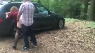 Зрелая рыжая шлюха любит ебаться в лесу