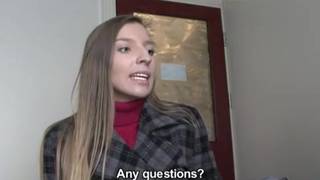 Томас находит Макаэлу на улице для модели