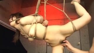 БДСМ и большое удовольствие для этой азиатской, сексуальной шлюшки! БДСМ и большое удовольствие для этой азиатской, сексуальной шлюшки!