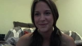 Молодая шлюха играет с игрушкой и пальцами