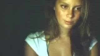 Она мастурбирует пальцами для удовольствия