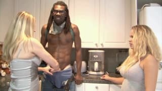 Блондинки-молодая и зрелая-собираются трахаться с чернокожим мужчиной!