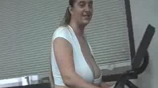 Любительская грудастая шлюха трясёт сиськами