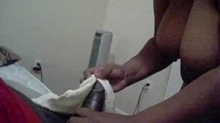 Чёрная женщина показывает, как она сосёт член