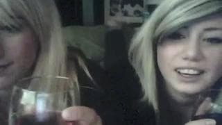 Они вместе выпивают и играют для нас на камеру