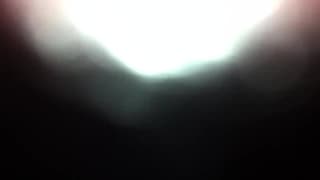 Он засовывает в неё член, чтобы она стонала