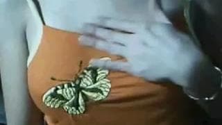 Она снимает верх и показывает красивую грудь