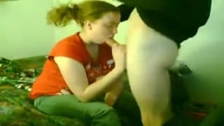 Эта женщина открывает свои отверстия для него