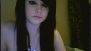 Тёмноволосая красотка развлекается одна дома